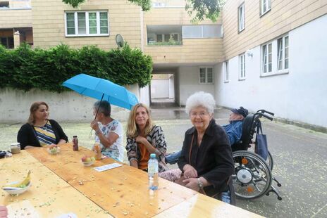 BewohnerInnen tauschen sich beim Freitagscafé im Karl-Wrba-Hof über Alltägliches aus. 