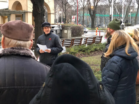 BesucherInnen im Reumannhof