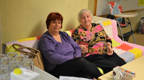 Besucherinnen beim Kinderflohmarkt