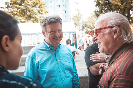 Bürgermeister Michael Ludwig im Gespräch mit MieterInnen