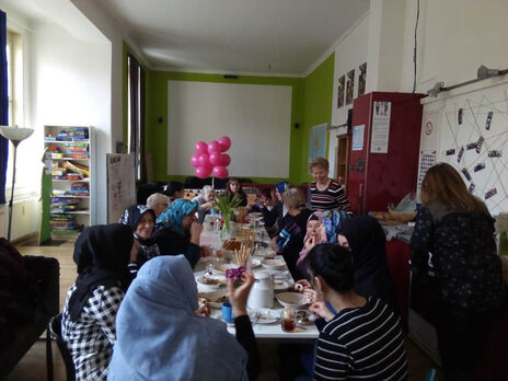 Mit Luftballons, kleinen Geschenken und Einladungskarten haben sie Frauen aus dem Grätzel aktiv ins Frauencafé eingeladen.