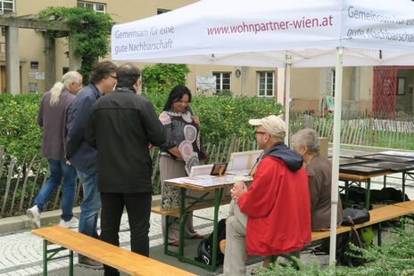 BesucherInnen bei den Ständen der Künstler