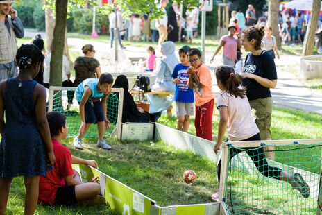 Kinder beim Mini-Fußball