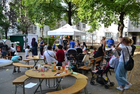 Zahlreiche BesucherInnen beim Hoffest in der Bürgergasse