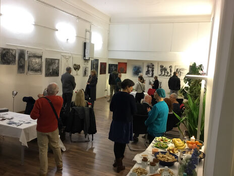 Vernissage mit vielen Besucherinnen und Besuchern