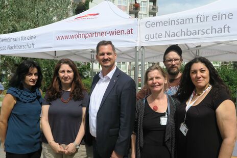 Gruppenfoto OrganisatorInnen des Frühstücks mit Bezirksvorsteher Marcus Franz