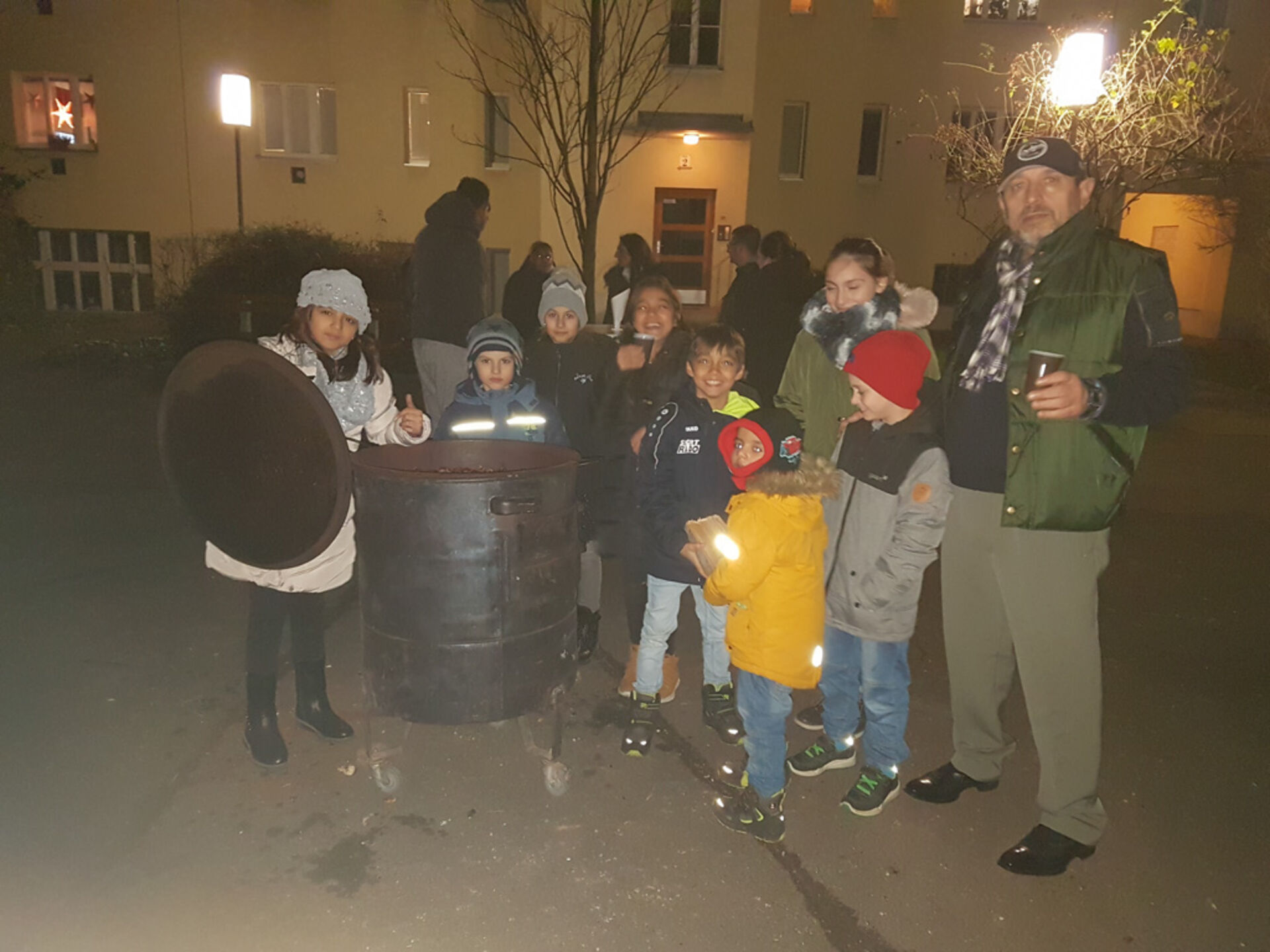 BewohnerInnen beim gemeinsamen Maroni-essen