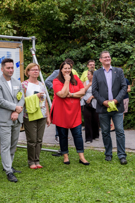 Wohnbaustadträtin Kathrin Gaal mit Bezirksvorsteher Georg Papai und TeilnehmerInnen des Boccia-Turniers