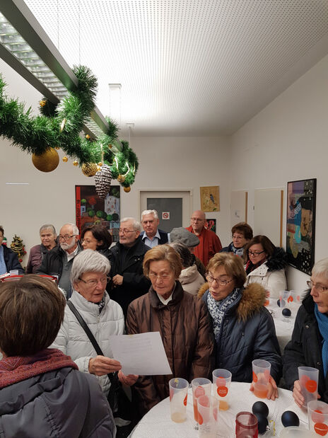 Singende Besucherinnen beim Jahresabschlussfest