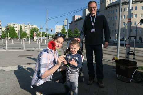 „Wir feiern das Lesen – feiern Sie mit!“ – unter diesem Motto zelebrierten am 24. April BesucherInnen rund um die BücherKABINE am Leberberg den Internationalen Tag des Buches.