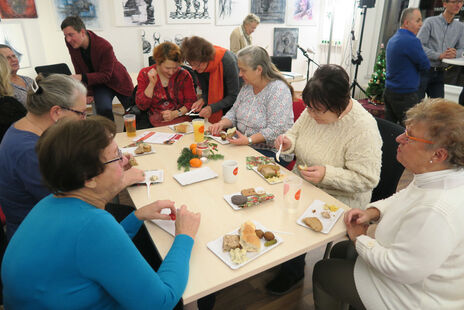 BesucherInnen essen beim Jahresausklang 