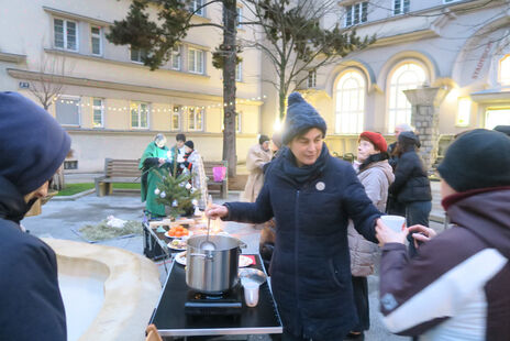 Punsch trinken beim Jahresausklang in Sandleiten