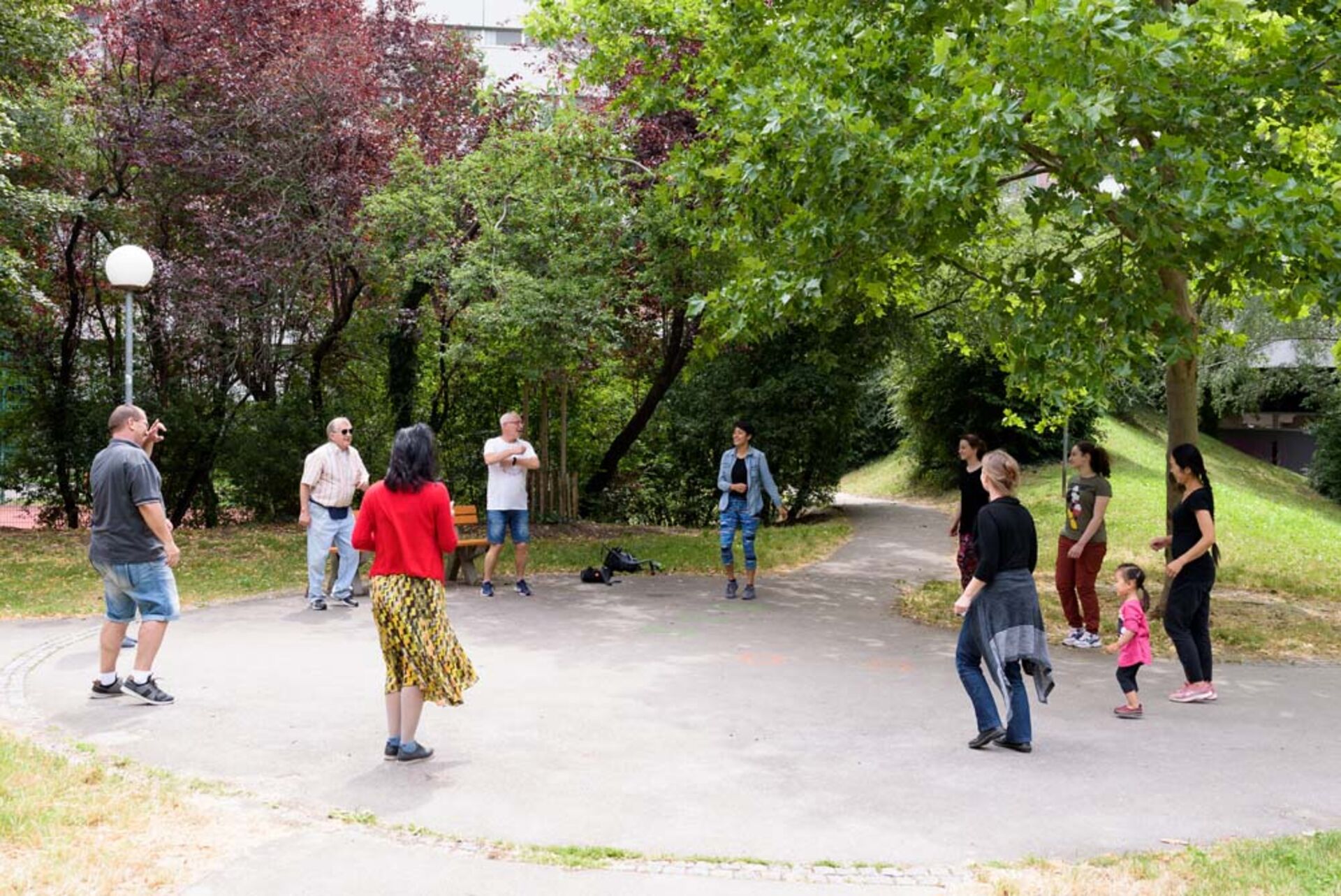 BewohnerInnen beim gemeinsamen Zumba-tanzen im Hof