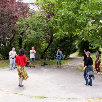 BewohnerInnen beim gemeinsamen Zumba-tanzen im Hof