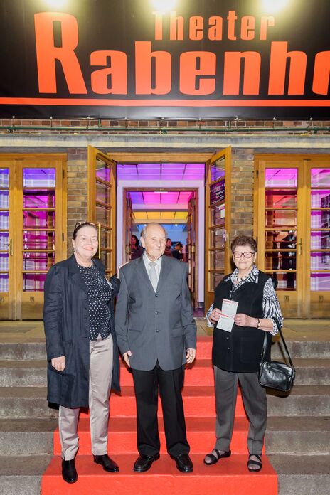 Gruppenfoto von Ehrenamtlichen vor dem Rabenhoftheater