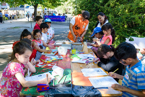 Die Kinderstation wird gut angenommen, es wird gemalt und gebastelt.