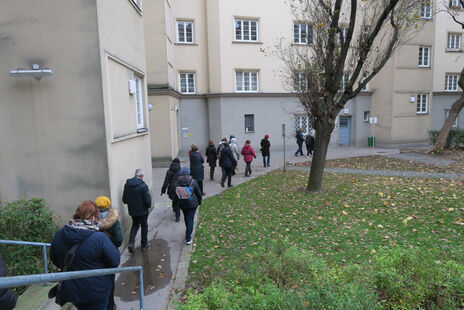 Zahlereiche TeilnehmerInnen beim historischen Spaziergang durch Sandleiten