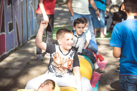 Kinder haben Spaß, turnen und toben.