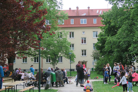 Gemütliches Zusammentreffen im Hof.