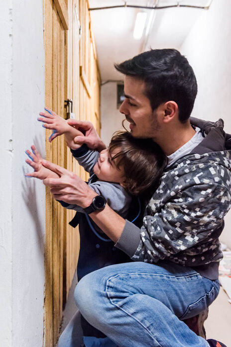 Und jetzt die angemalten Hände an die Wand drücken.