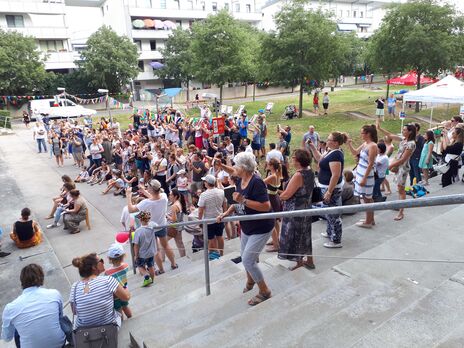 Gemeinsames Tanzen beim Sommerfest