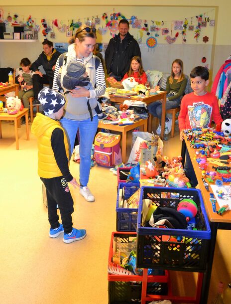 Zahlreiche BesucherInnen beim Kinderflohmarkt