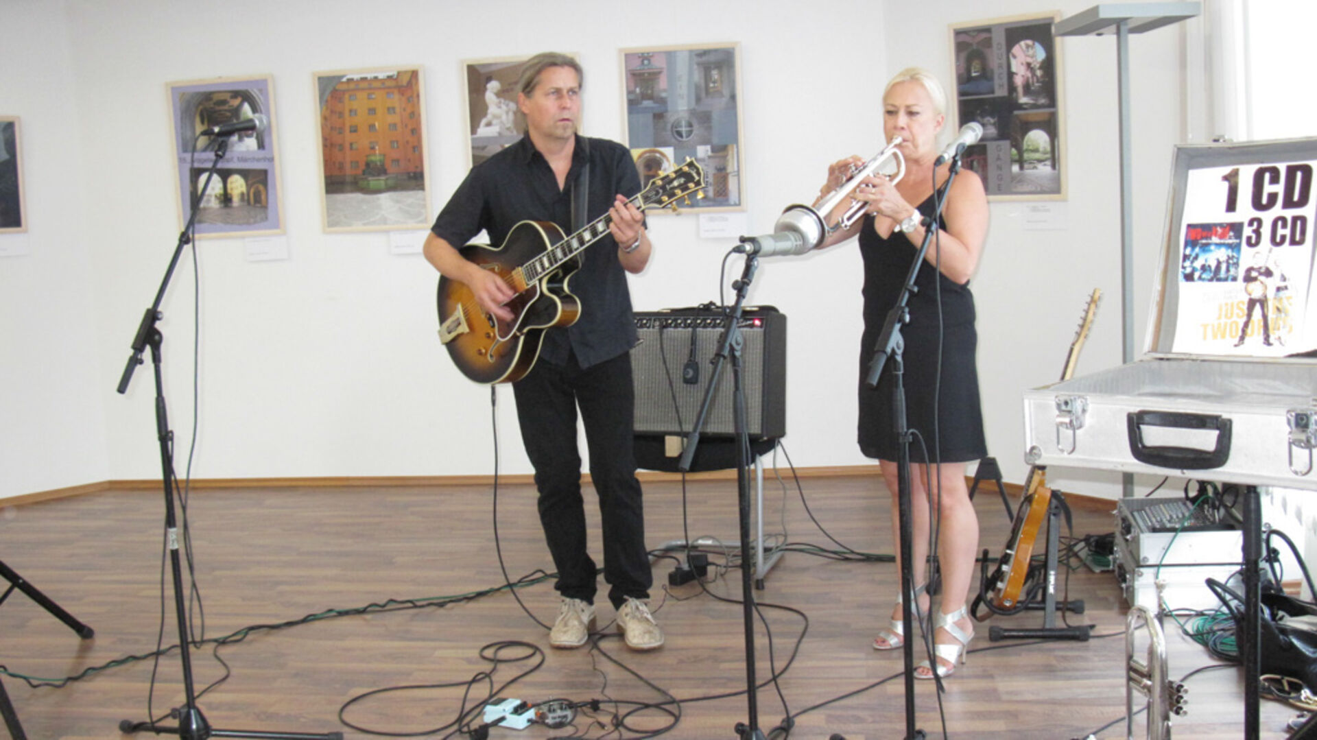 MusikerInnen bei Ausstellung