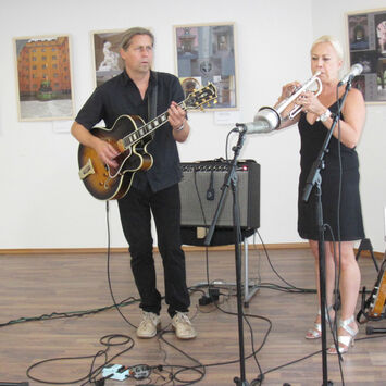 MusikerInnen bei Ausstellung