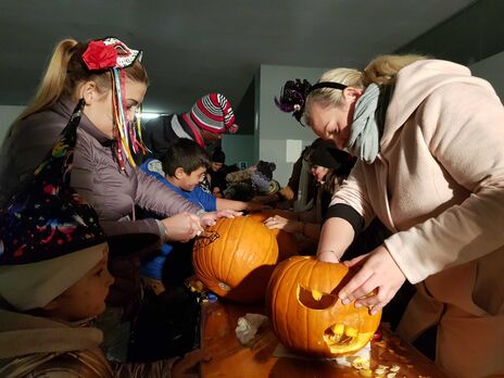 BesucherInnen beim Kürbisschnitzen