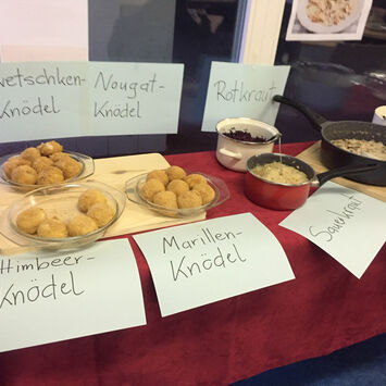 Zahlreiche Speisen bei der Initiative Kunst und Kochen im BewohnerInnen-Zentrum Steinergasse