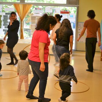 Eltern mit Kindern beim gemeinsamen Spielen