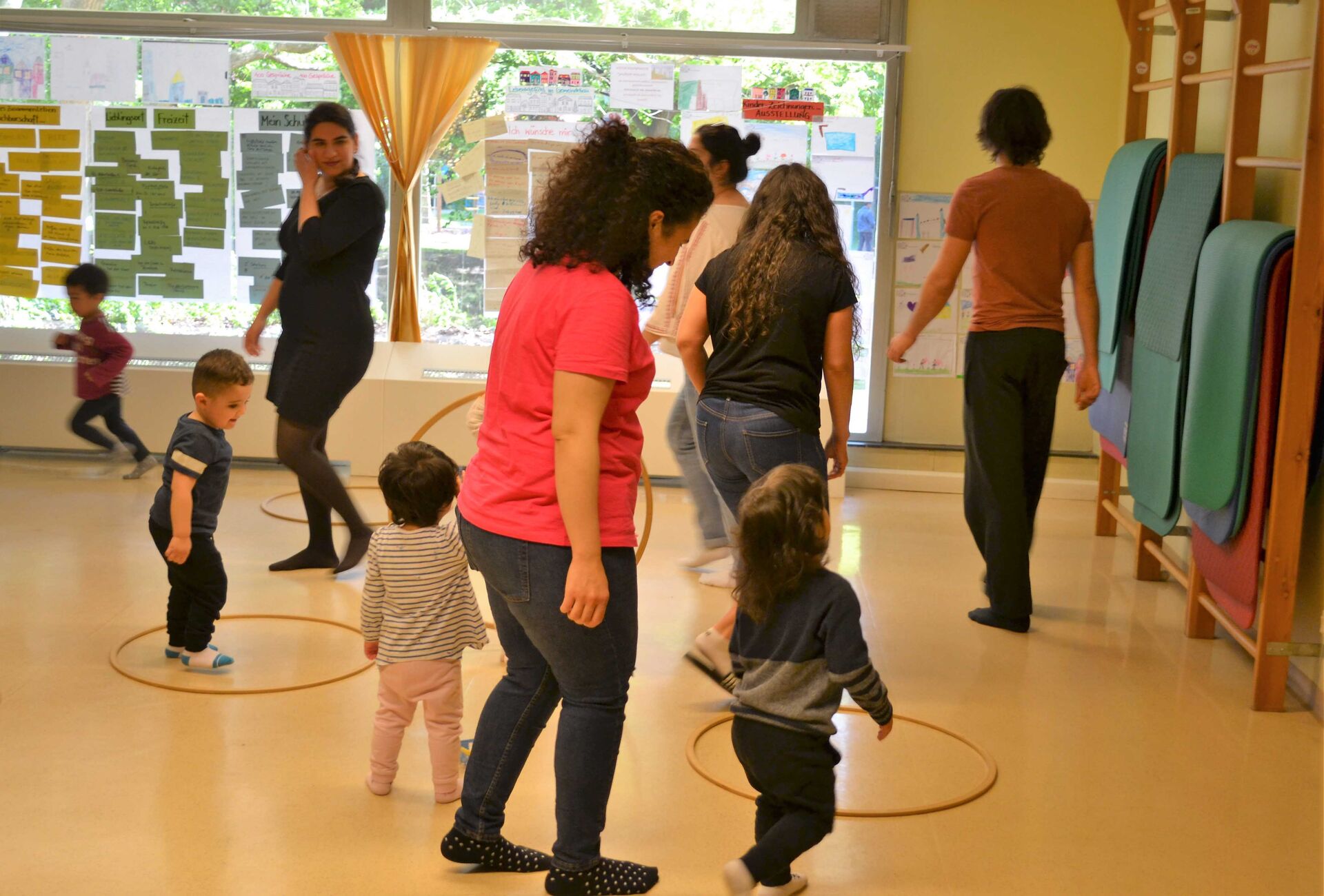 Eltern mit Kindern beim gemeinsamen Spielen