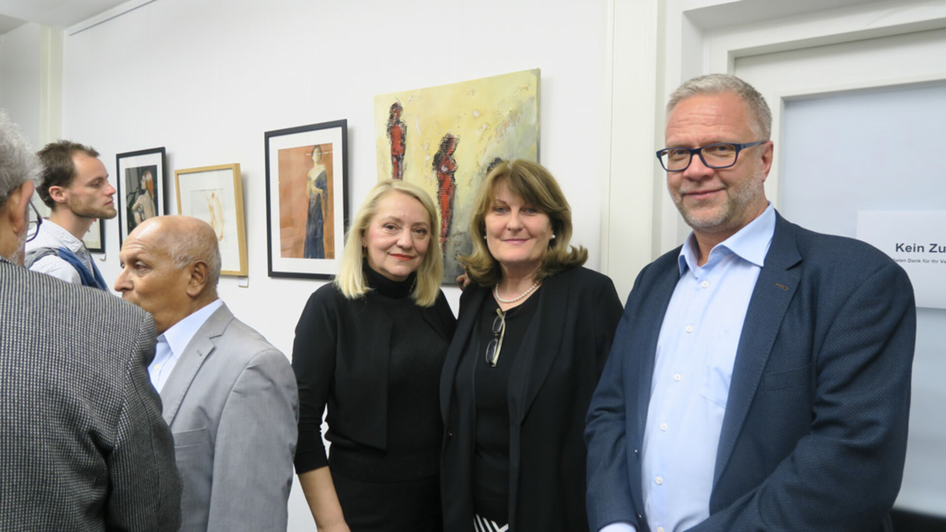 Künstlerin mit wohnpartner-Team-Leiterin und BesucherInnen bei Vernissage