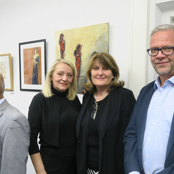 Künstlerin mit wohnpartner-Team-Leiterin und BesucherInnen bei Vernissage