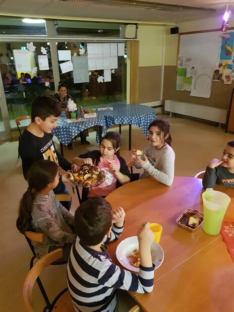 Gemeinsames Essen bei Kids Only-Jahresabschlussfeier im BewohnerInnen-Zentrum 