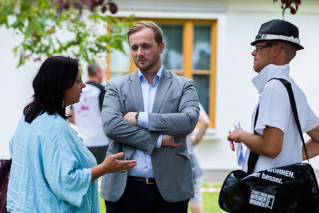 BesucherInnen im Gespräch