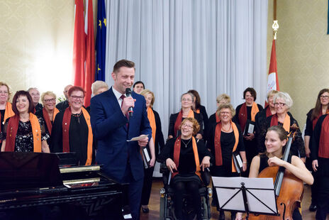 Gemeinderat Marcus Schober mit 1. Wiener Gemeindebauchor