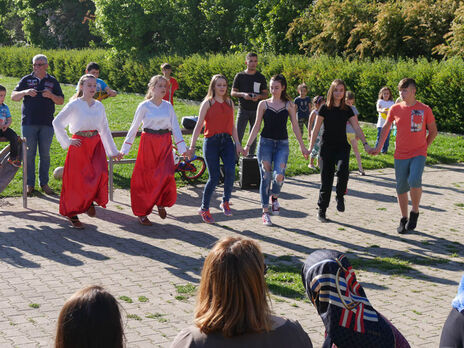 Die Tanzgruppe IKI lud BesucherInnen ein, das Tanzbein zu schwingen.