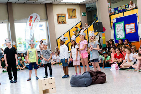 Die Kinder zeigen was sie gerlernt und einstudiert haben.