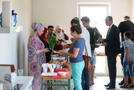 Viele hungrige Mäuler beim MieterInnen-Buffet