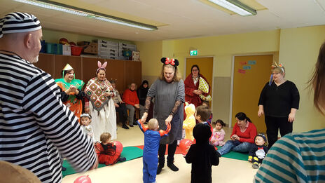 BewohnerInnen spielen mit Kindern beim Faschingsfest