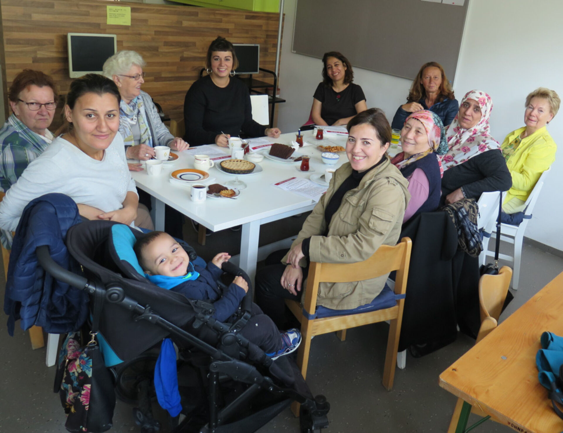 Teilnehmerinnen des Frauencafés sitzen zu Tisch