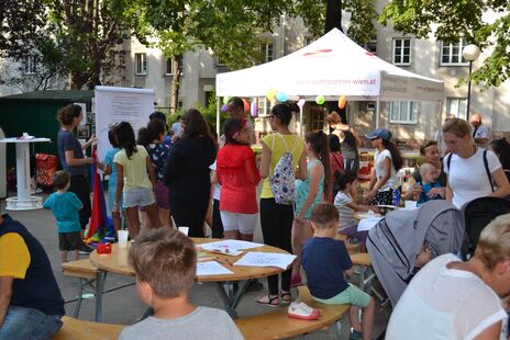 Zahlreiche BesucherInnen beim Hoffest in der Bürgergasse