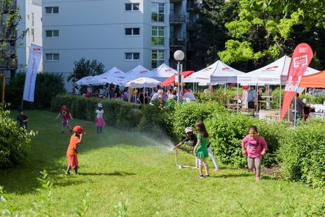 Kinder haben Spaß beim Fest