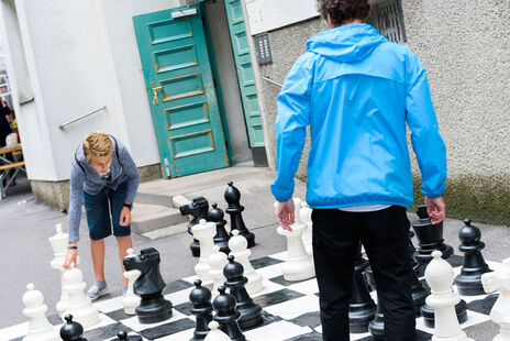 Kinder spielen Schach.