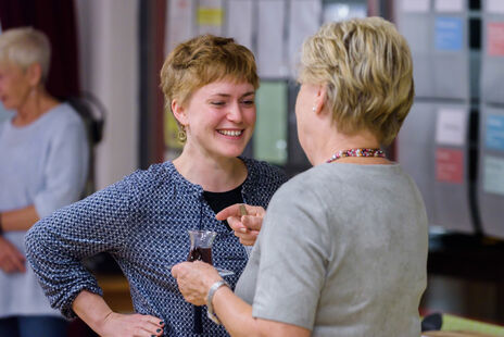 Besucherinnen im Gesspräch