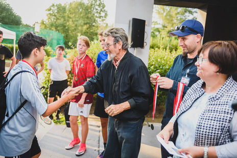 Den Gewinnern des Fußballturniers wird gratuliert.