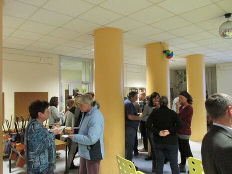 BesucherInnen im Gespräch