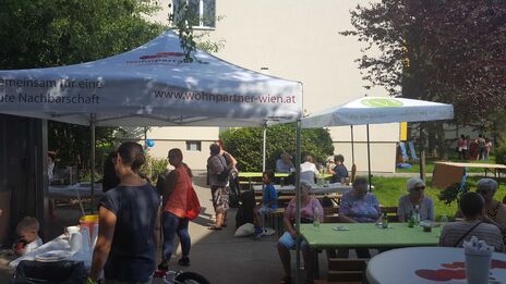 Zahlreiche BewohnerInnen beim Sommerfest