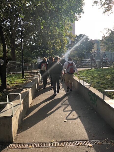 StudentInnen der Universität bei der Führung durch den Theodor-Körner-Hof